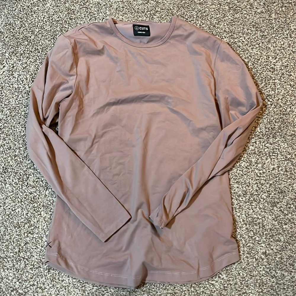 Cuts curved hem long sleeve tee in men’s medium. Color is called mountain mist